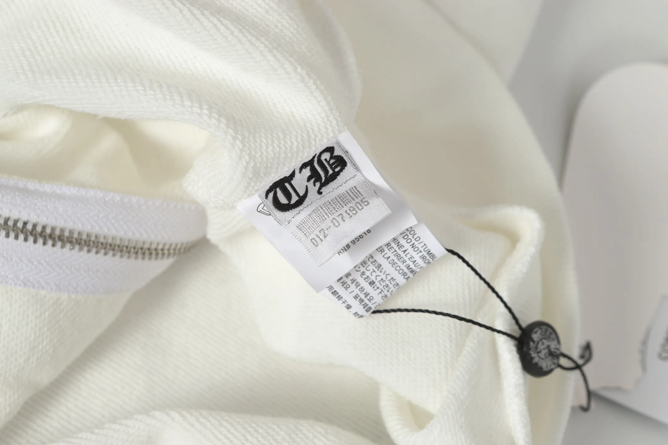 Q8—P230 -Chrome Hearts/Chrome Hearts printed zipper sweatshirt cardigan jacket -420 grams of high-density, high-quality wool, soft, delicate and skin-friendly, soft and silky to the touch, warm and skin-friendly -The hardware zipper accessories are all customized and full of details -Colour: black white -Size: S M L XL